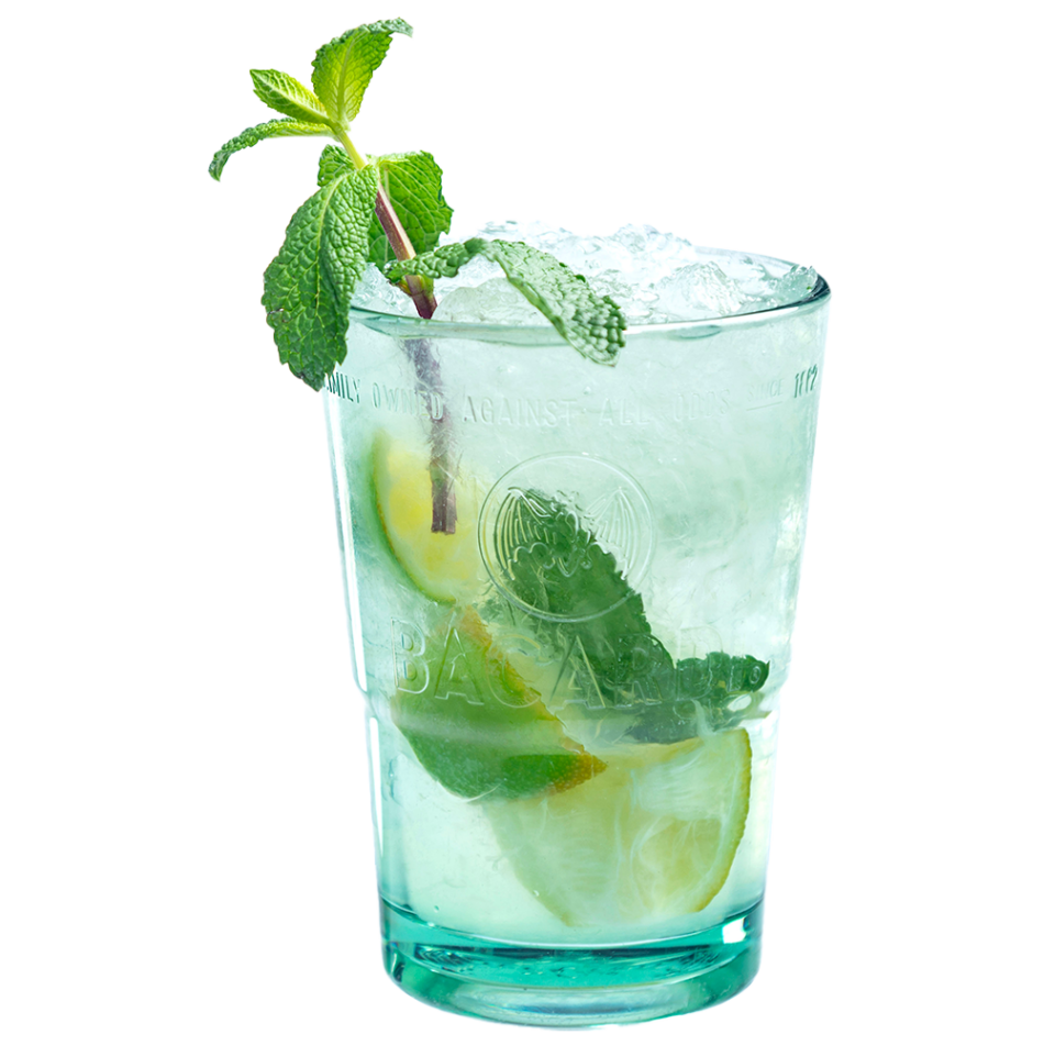 Verre de mojito avec menthe et citron
