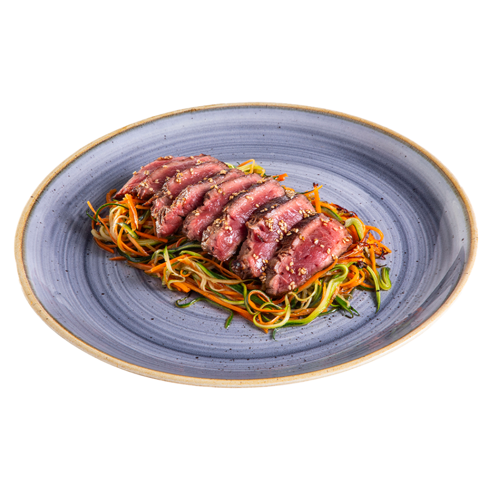 Tataki de bœuf sur un lit de légumes julienne.