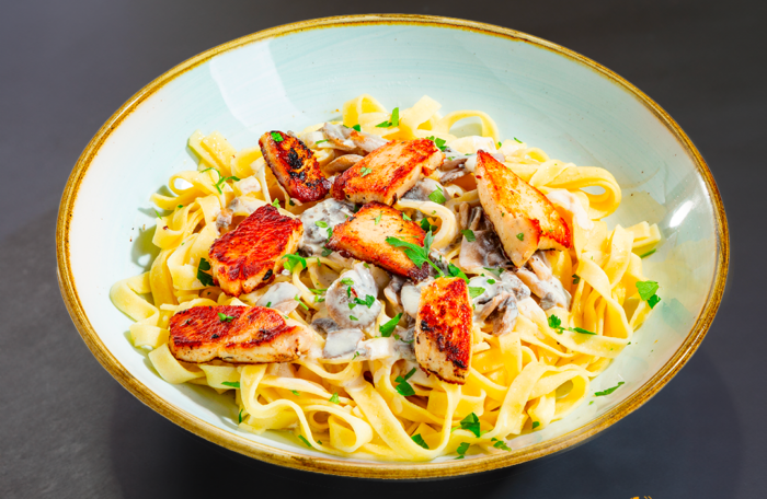 TAGLIATELLES FRAÎCHES<br>
AU POULET
