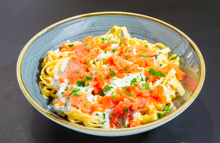 TAGLIATELLES FRAÎCHES<br>
AU SAUMON

