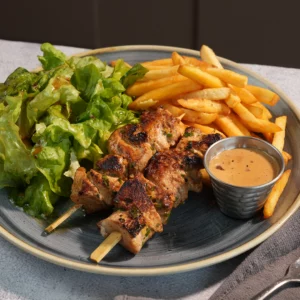 Brochettes de poulet mariné au paprika fumé servies à L’AGRICOLE Nevers avec frites et salade