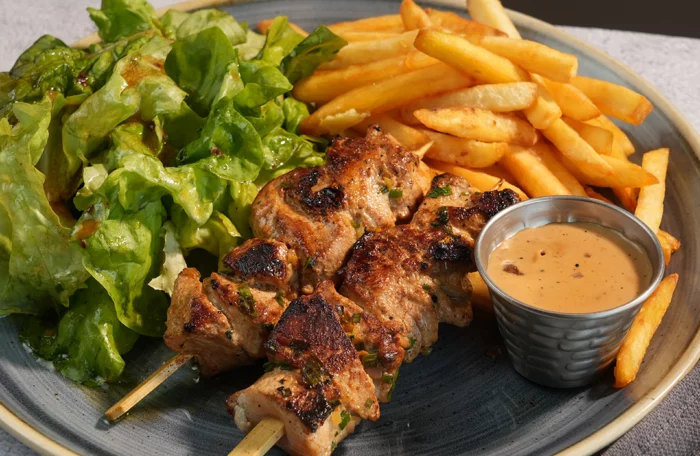 BROCHETTES DE POULET MARINÉ