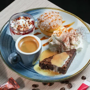 Café gourmand servi à L’AGRICOLE Nevers avec espresso, desserts assortis et chantilly