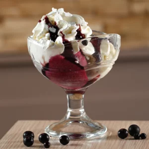 Coupe glacée Bourguignonne servie à L’AGRICOLE Nevers avec sorbet cassis, glace vanille, chantilly et coulis de cassis