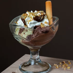 Coupe glacée Pistache Gourmande servie à L’AGRICOLE Nevers avec glaces pistache, chocolat, noisette et coulis Nutella