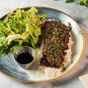 Tataki de bœuf servi à L’AGRICOLE Nevers avec marinade soja sésame, riz et salade